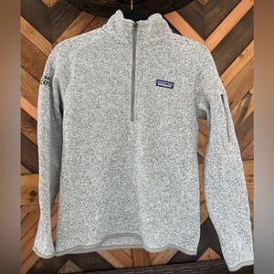 Patagonia Women’s 1/4 Zip Fleece lined Pull Over with company logo